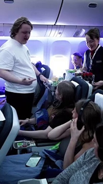 Lewis Capaldi improvise un concert en plein vol