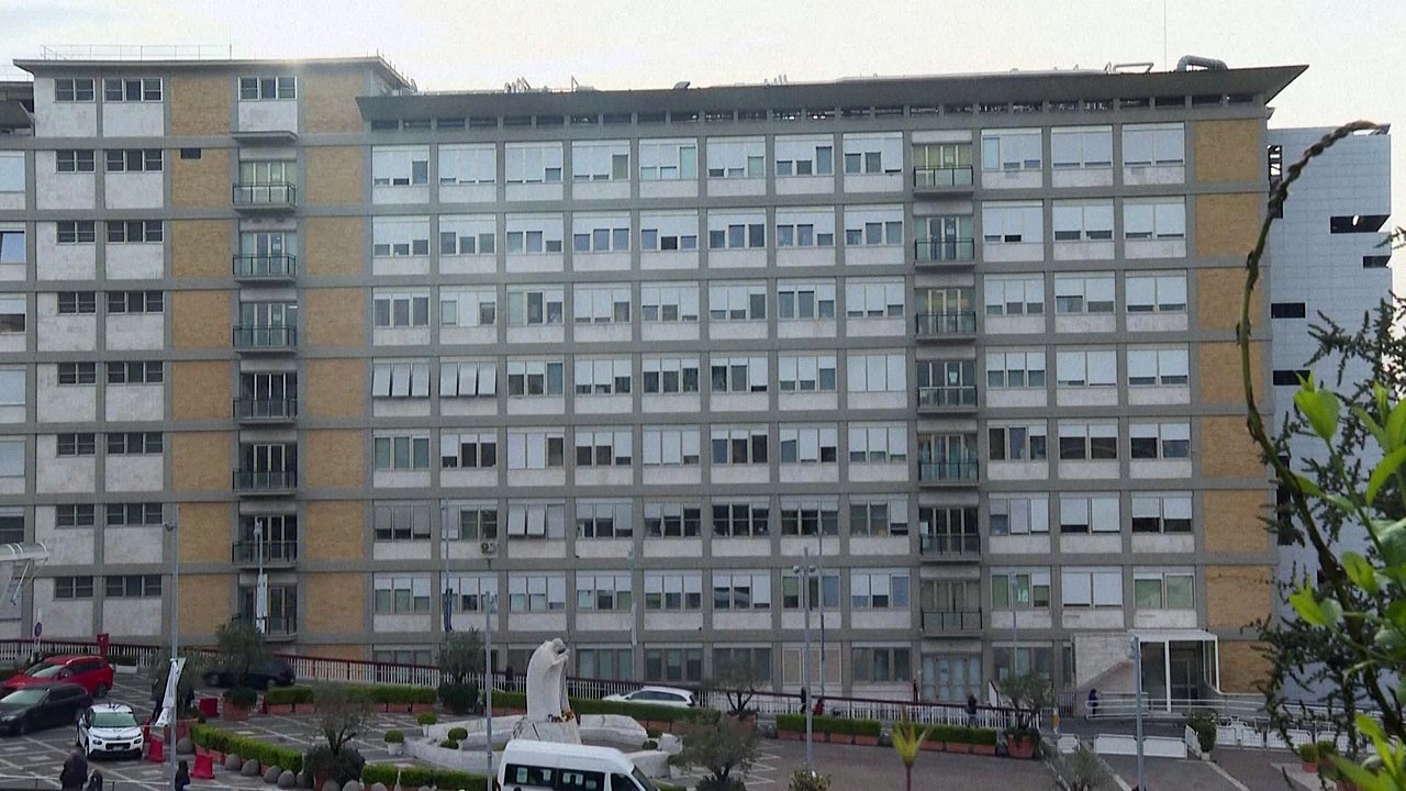 Wegen 'Atemwegsinfektion': Papst verbringt die Nacht im Krankenhaus