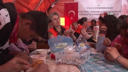 Hatay'da çadırkentte anne ve çocuklar el sanatları ile depremin izlerini siliyor