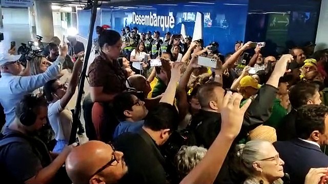 Bolsonaristas cantam o Hino Nacional e entoam o coro de Deus, pátria, família e liberdade - bandeiras defendidas durante a campanha