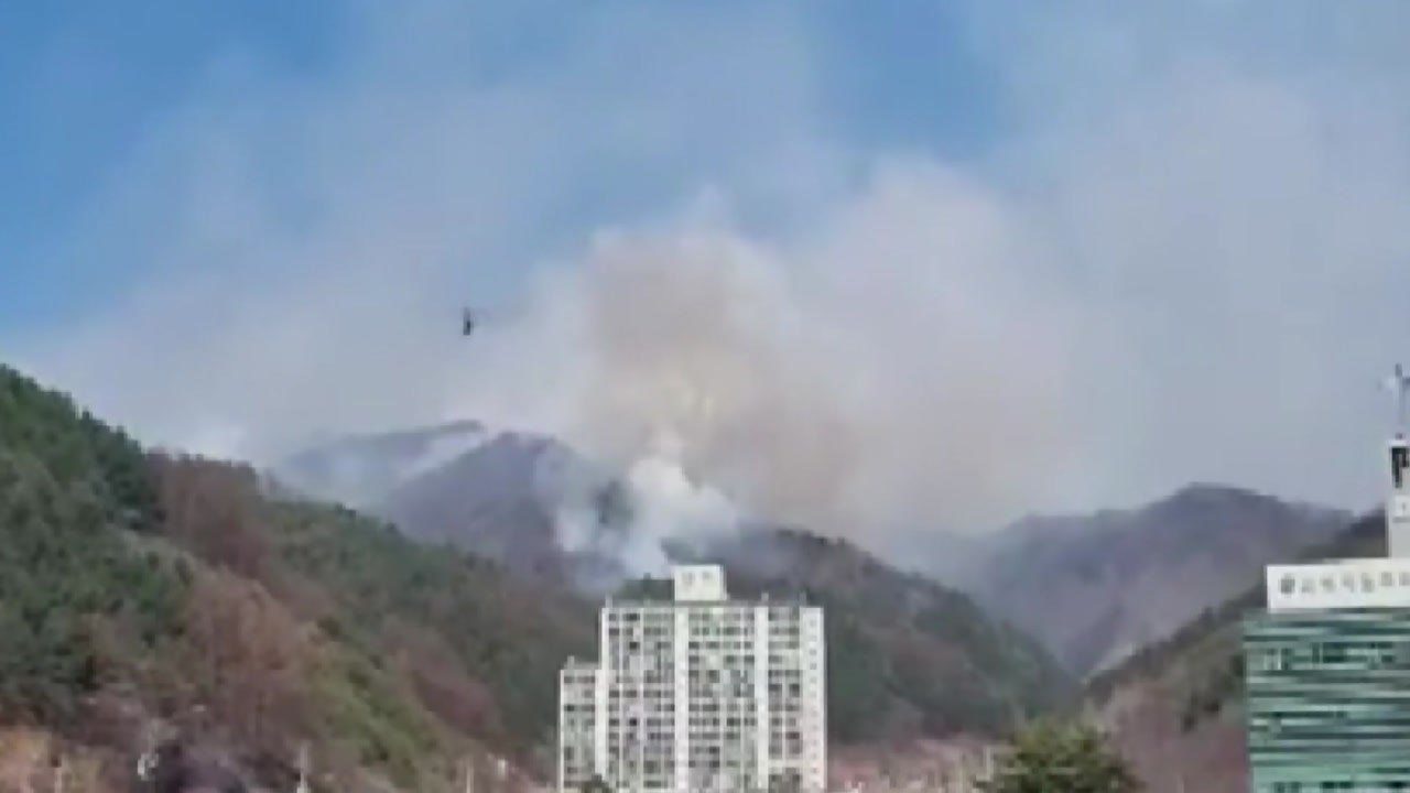 화천 산불 야간 진화 체제 전환...인력 진화 계속 / YTN