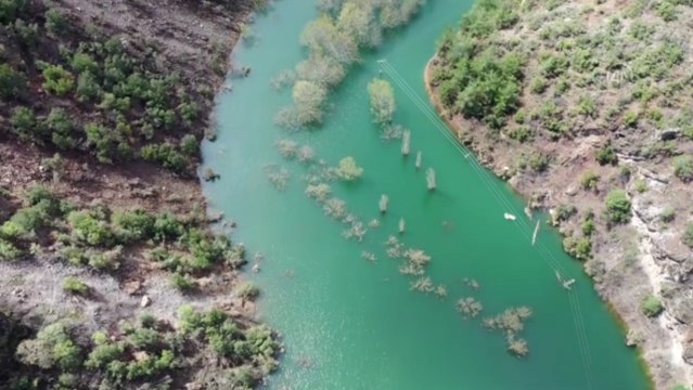Depremin ardından meydana gelen heyelan vadide doğal gölet oluşturdu