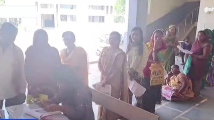 खंडवा: लाडली बहना योजना के लिए लगी लंबी कतारें, नेता प्रतिपक्ष ने जताई आपत्ति