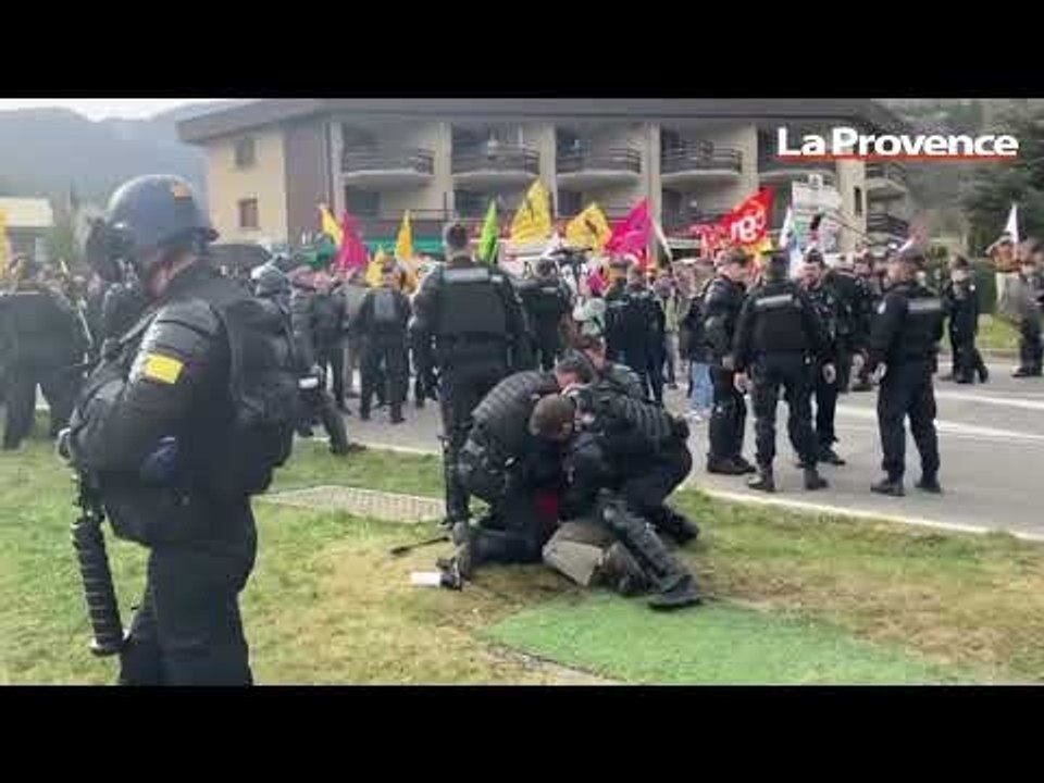 Macron dans les Hautes-Alpes : les images de la première interpellation