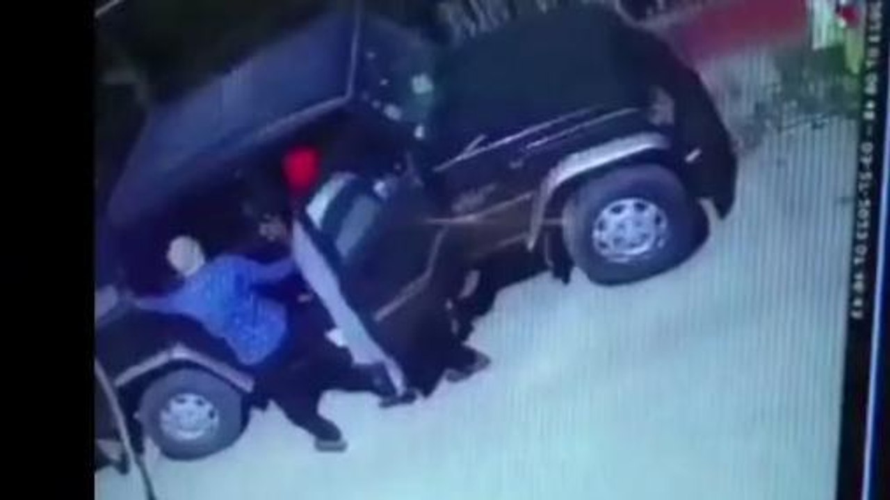 सीसीटीवी में कैद हुई चोरी की घटना, गाड़ी चालू ना होने पर चारों टायर खोलकर ले गए चोर
