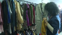 الأزمة الاقتصادية تنعش أسواق الملابس المستعملة في لبنان