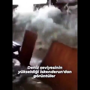 İskenderun'da deniz seviyesi yükselince kafe böyle sular altında kaldı
