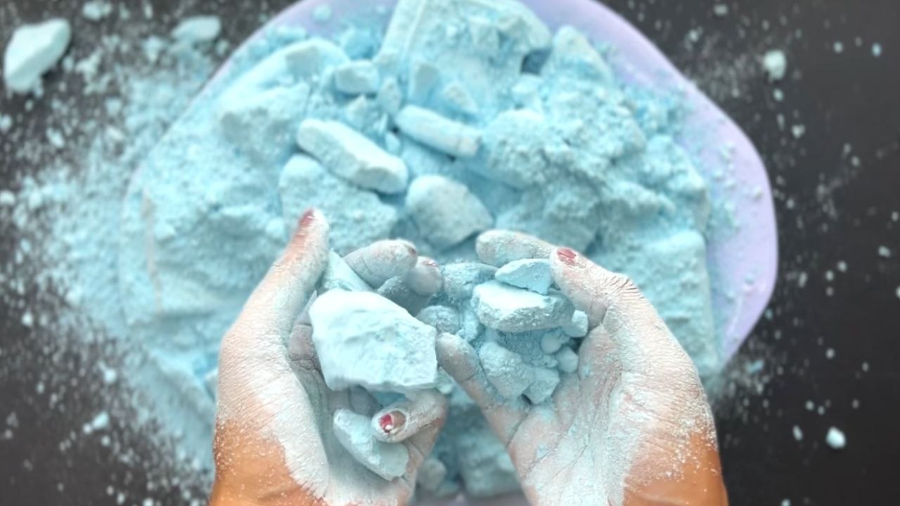 ASMR artist CRUSHES reformed gym chalk and plays with the powder  *TANTALIZING!*' - video Dailymotion