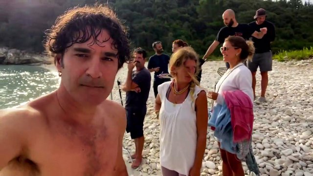 Maestro: Ο Παπακαλιάτης δείχνει πώς γυρίστηκε η σκηνή στην παραλία με την Κλέλια! Το βίντεο με μαγιό