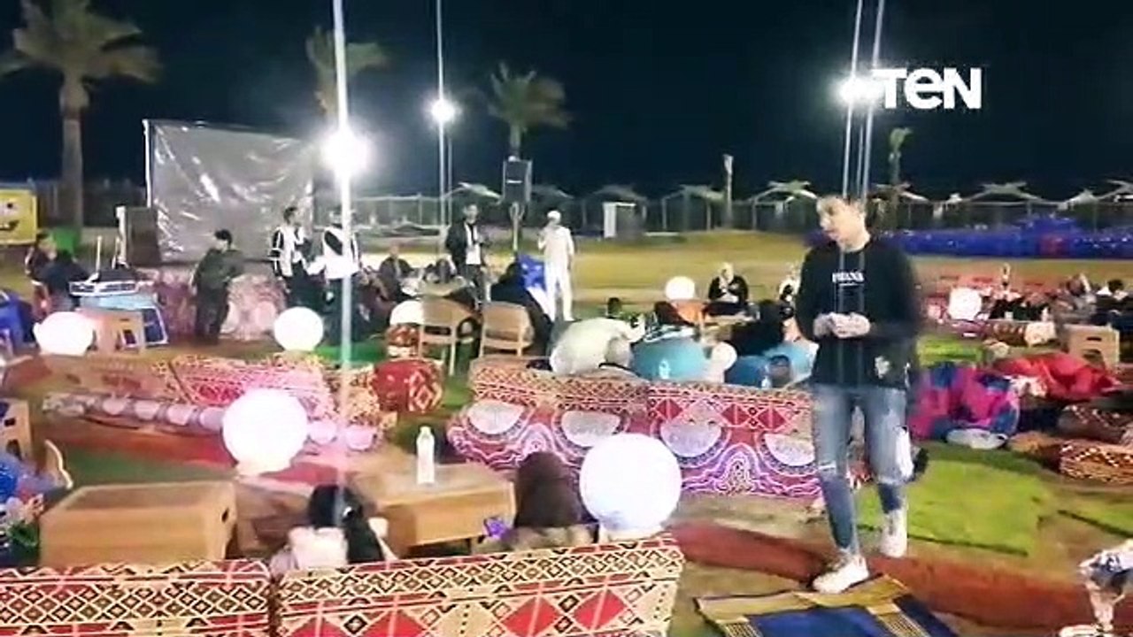 على نغمات السمسمية.. أهالي بورسعيد يتناولون السحور علي شاطئ المتوسط