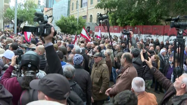 مواطنون يتظاهرون أمام مصرف #لبنان المركزي تنديدا بانهيار سعر صرف الليرة أمام الدولار.. والعشرات يحاولون اقتحام البوابة الرئيسية #العربية
