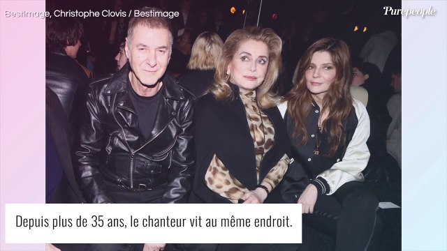 Etienne Daho propriétaire d'un chalet en bois dans un célèbre quartier de Paris, ce joli refuge qu'il n'a jamais quitté