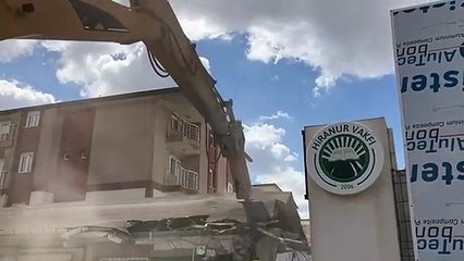 Hiranur Vakfı binasında yıkım
