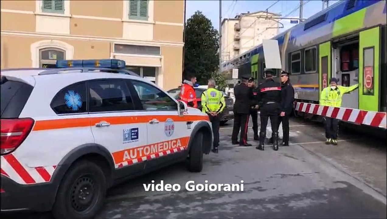 Muore a 19 anni investito da un treno al passaggio a livello