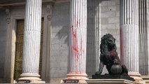 Un grupo de activistas lanza pintura roja a los leones del Congreso