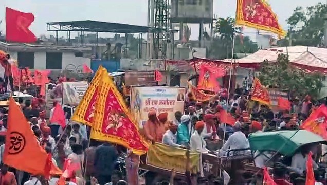 राजसी ठाठ से निकली श्रीराम शोभायात्रा, आसमां से इस कदर बरसे फूल