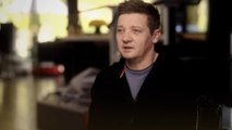 GALA VIDEO - Après son accident, Jeremy Renner fond en larmes en pleine interview