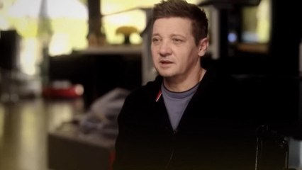 GALA VIDEO - Après son accident, Jeremy Renner fond en larmes en pleine interview (1)