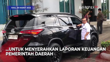 Скачать видео: Sekda Riau SF Hariyanto Hanya Tersenyum dan Menjauh saat Ditemui Wartawan