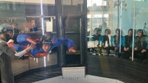 La ministre Ludivine Dedonder déguisée en Super Girl dans un simulateur de chute libre