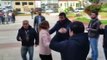 Uyuşturucudan gözaltına alınanların yakınları adliye önünde gazetecilere saldırdı