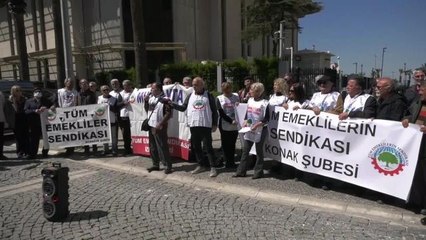 İzmir'de Emekliler 7 Bin 500 Liranın Üstündeki Emekli Maaşlarında Artış Yapılmamasına Tepki Gösterdi