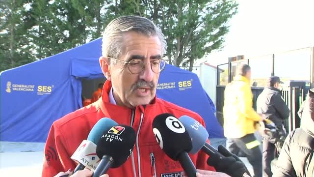 Los bomberos aseguran el perímetro del incendio de Castellón preocupados por la meteorología