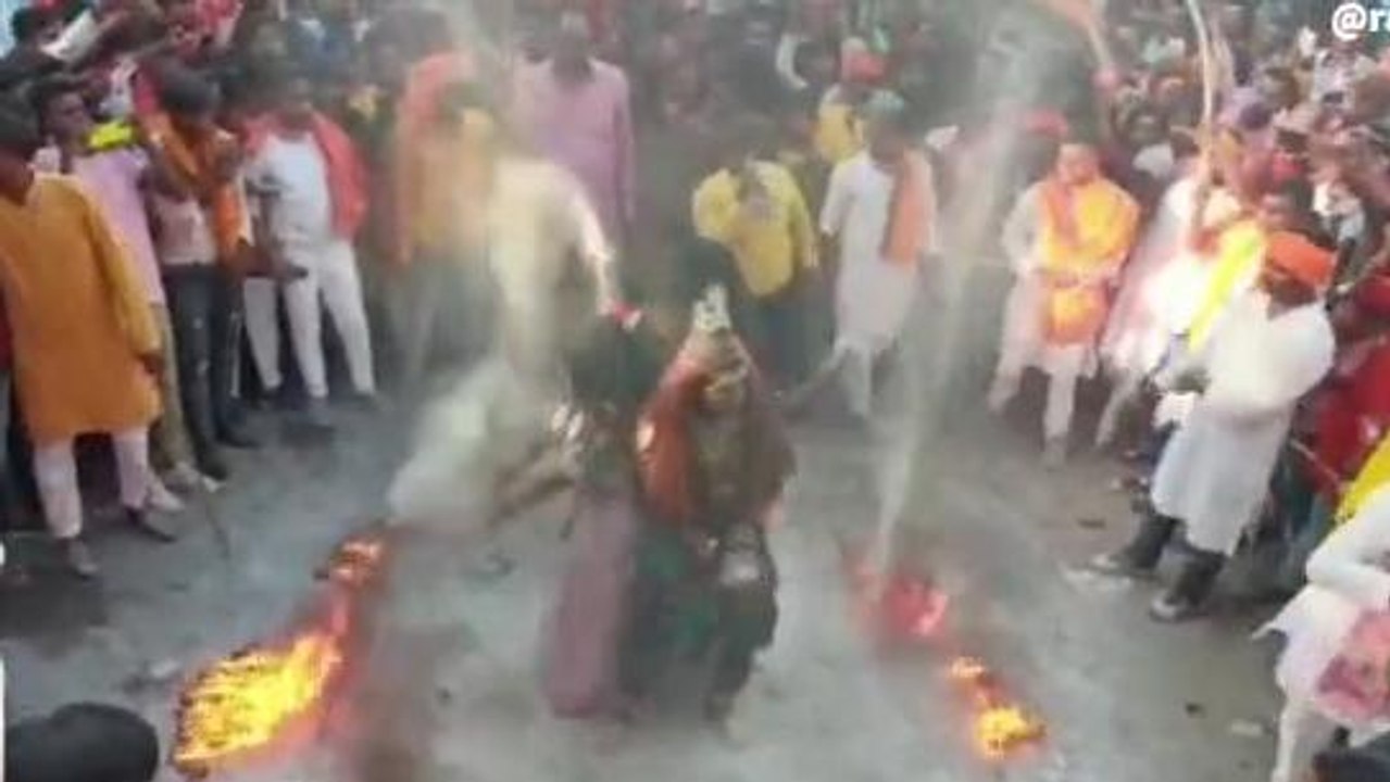 सिवान: रामनवमी शोभायात्रा में कलाकारों ने अग्नि कुंड के बीच शिव पार्वती रूप में किया नृत्य