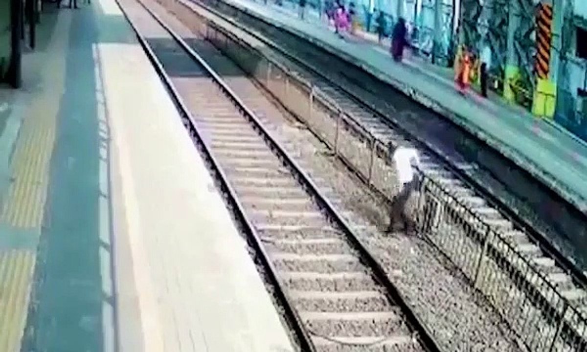 Il traverse la voie ferrée, perd sa chaussure et risque sa vie pour la récupérer alors qu'un train arrive