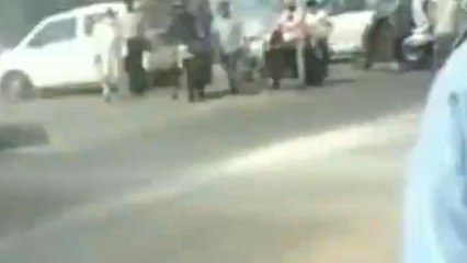 गाजियाबाद: पेट्रोल पंप के निकट कार में आग लगने से मची अफरा-तफरी, वीडियो वायरल