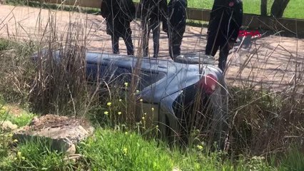 OTOMOBİL KANALA DEVRİLDİ