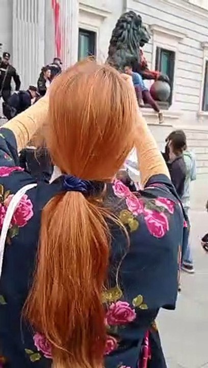 Activistas de Futuro Vegetal lanzan pintura roja al Congreso.