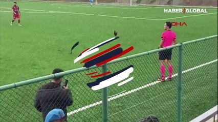 İlginç anlar: Bahçeden kaçan horoz kendini yeşil sahada buldu