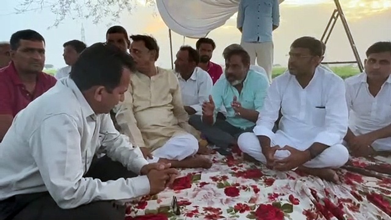 बिगड़ी बिजली व्यवस्था,किसान बैठे बेमियादी भूख हड़ताल पर