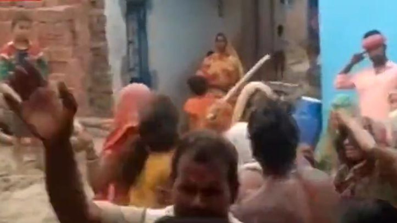 बक्सर: जमीनी विवाद में जमकर चले दो पक्षों में लाठी-डंडे, देखें लाइव वीडियो