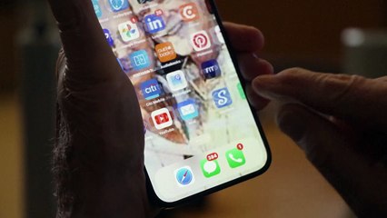 'Pai do celular' afirma: "o problema é que olhamos demais para eles"