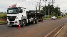 Peça quebra e carreta tomba em viaduto da BR-277, em Cascavel