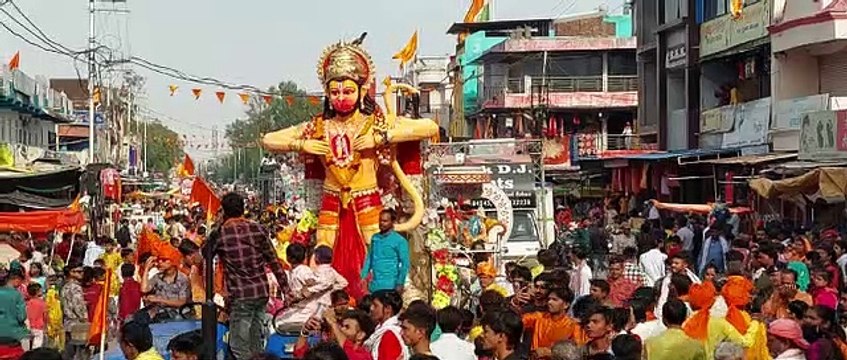 राम के जन्मोत्सव में उमड़ा शहर, भक्तों पर फूलों की बरसा उड़ा गुलाल