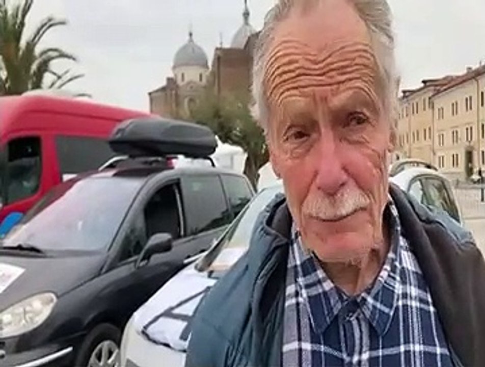 Erri De Luca in viaggio con la carovana della pace: "Non sono pacifista ma credo nei gesti di pace"