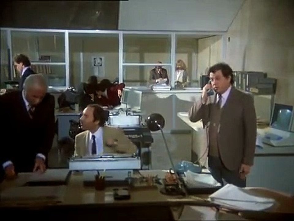 Renato Pozzetto scene migliori divertenti - E senta per la definizione del contratto come rimango?.....rimani di merda Allegri - Film cult La casa stregata 1982