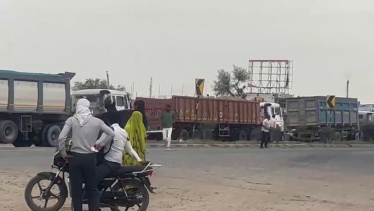 हाइवे पर भिड़े दो डंपर, केबिन में फंसा चालक, देखें वीडियो ....