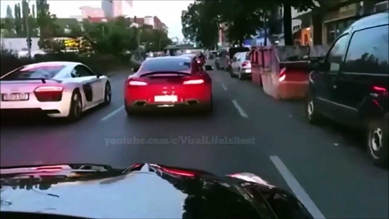 Il fait le beau au volant de sa BMW mais va vite le regretter