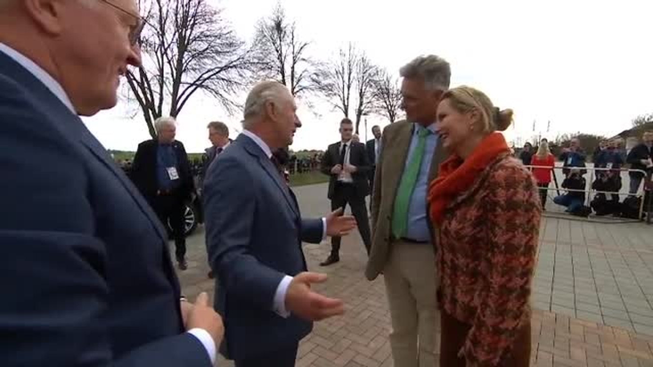 El rey Carlos de Inglaterra visita una fábrica orgánica durante su estancia en Alemania