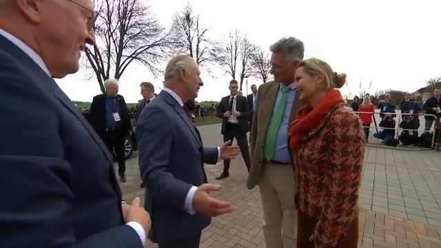 El rey Carlos de Inglaterra visita una fábrica orgánica durante su estancia en Alemania