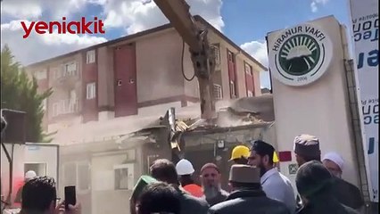 Bu kırıcı Müslümanların tepesine tepesine vuruldu!