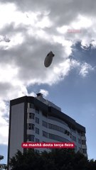 Dirigível aparece novamente no céu da região 