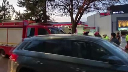 REFÜJDEKİ AĞACA ÇARPAN OTOMOBİLDEKİ ANNE ÖLDÜ, 2 ÇOCUĞU İLE EŞİ YARALANDI