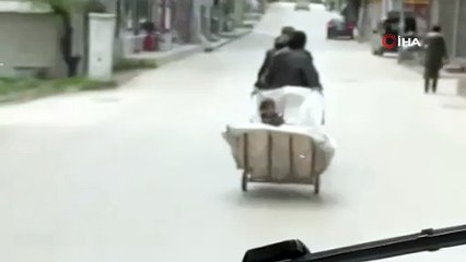 Motosiklete bağladıkları çekçek arabasıyla çocuklarını böyle taşıdılar