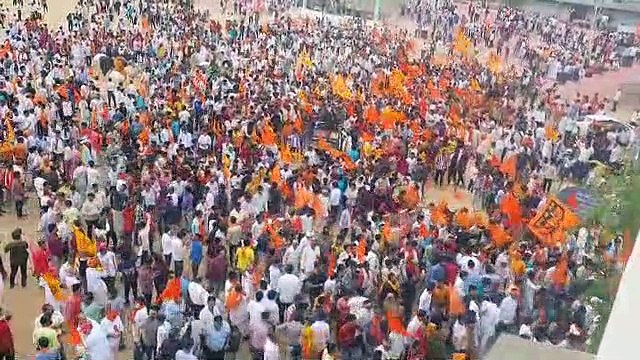 करौली में शोभायात्रा में उमड़ा जन सैलाब, हेलीकॉप्टर से की पुष्पवर्षा... देखें वीडियो