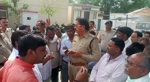 महिला की मौत, थाने के सामने शव रखकर बैठे परिजन, पुलिस ने दर्ज किया मामला